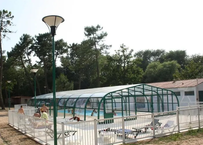 Zecamping 3 Avec Chiens Acceptes Piscine Couverte Et Piscine Chauffee